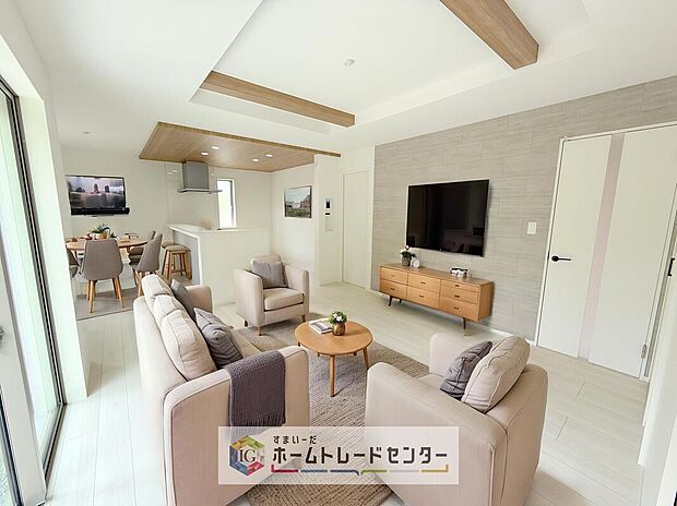 ダイニング、リビングの各スペースがしっかりと確保できるLDKです。※現況の物件写真に、CG による画像処理を行っています。家具、家電、照明器具、小物、カーテン、その他のイメージはCG です。
