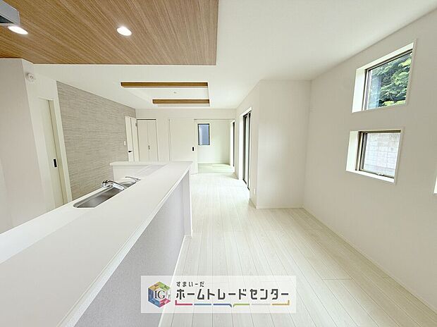 キッチンから見て、横長のリビングはご来客時に、キッチンはもちろんダイニングスペースを視界に入れない配置が可能です。生活感をお客様に見せたくない方などにも喜ばれています。家具の配置もしやすいのも良いです