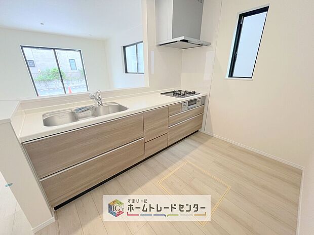 キッチンスペースは家族で作業が出来るよう広めにとりました。みんなで楽しくお料理をすれば、より美味しい食事が創れそうです。そしてお料理好きなお子様が育つかも、もちろん片付けもみんなでできます。
