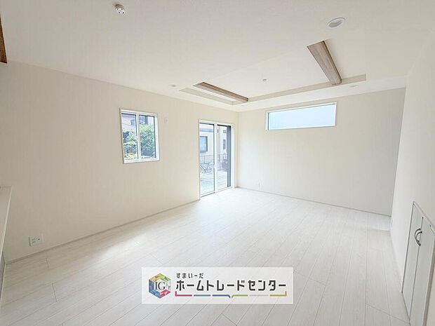 リビングにはこだわって開口部を可能な限り多く設けました。日当たり、風通しを良くするのはもちろんですが、やはり人が集まる場所ですので、開放感が必要な場所だと思います。広々としたリビングをお楽しみください