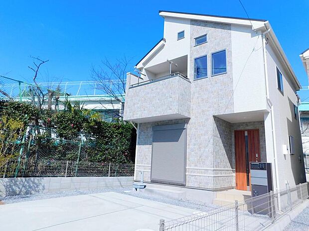 【類似外観同仕様】
類似外観同仕様の物件になります。扉や窓の開口部の位置やデザインが異なります。
建物のプレゼンテーションやモデルハウスのご案内も行っているので、お気軽にお問い合わせください。