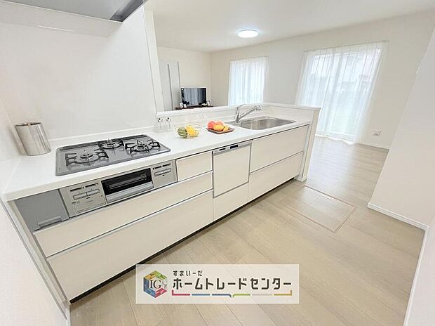 キッチンには大容量のオールスライド式の収納を採用しております。奥までしっかりと収納として活用でき、取り出す時も手前の物をどかしたりする手間など掛かりません、キッチン周りをいつもスッキリにしておけます。
