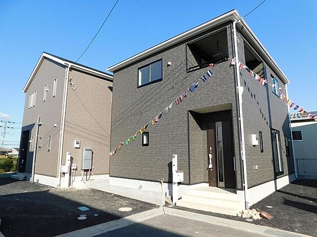 【類似外観同仕様】類似外観同仕様の物件になります。扉や窓の開口部の位置やデザインが異なります。建物のプレゼンテーションやモデルハウスのご案内も行っているので、お気軽にお問い合わせください。