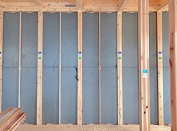 屋外からの湿気の影響を受けやすい外壁と1階床に”水に強い成形型断熱材”ポリスチレンフォームを採用。断熱材の隙間を解消し、断熱性能、気密性能を高めます。