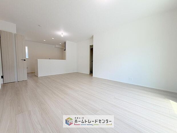 対面キッチンの前にダイニングテーブルを置き、手前側がリビングスペースになるかと思います。広く奥行きがありますので、ダイニング、リビングの各スペースの役割をしっかり分けて確保していただけます。