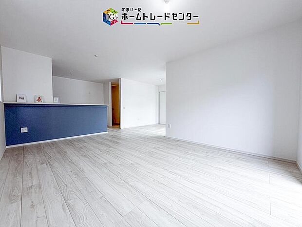 広々としたリビングは南側に設けた掃き出し窓からたくさんの陽光を取り入れてくれます。家族が集まる空間ですからやはり明るさと、暖かさは大切です。広さがありますので家具の配置に悩まなくて済むのも良いです。