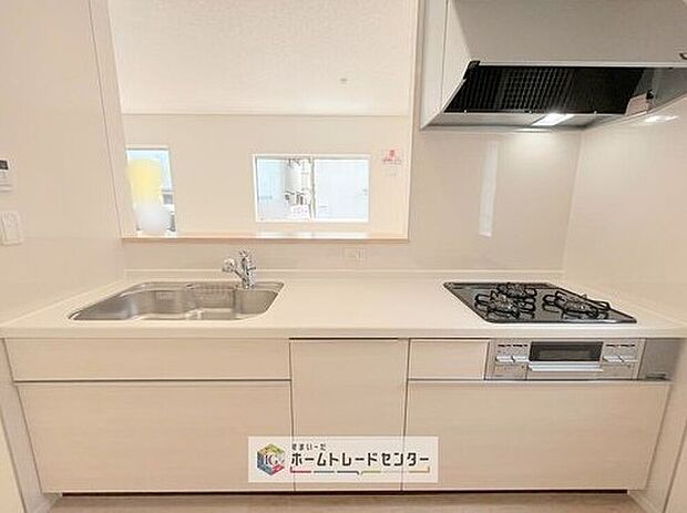 人気の対面式キッチン☆お食事の準備をしながらでもご家族とのコミュニケーションを楽しめます♪スライドタイプの収納を採用してますので、奥までしっかりと収納空間を利用できます。取り出しも簡単に♪