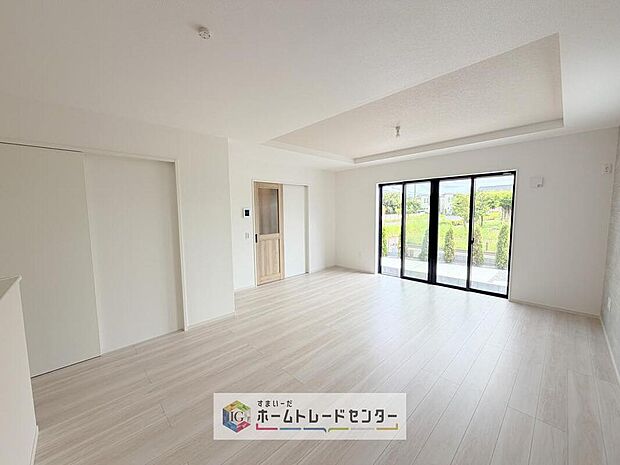 広々としたリビングは南側に設けた掃き出し窓からたくさんの陽光を取り入れてくれます。家族が集まる空間ですからやはり明るさと、暖かさは大切です。広さがありますので家具の配置に悩まなくて済むのも良いです。