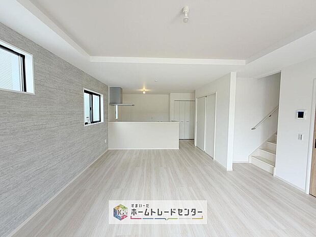縦長で奥行きのあるリビングは、家具の配置がしやすく使い勝手が非常に良いです。特にソファを配置した時にその便利さがお分かりいただけると思います。ゆったりと、くつろげる場所でなくてはならないと考えています
