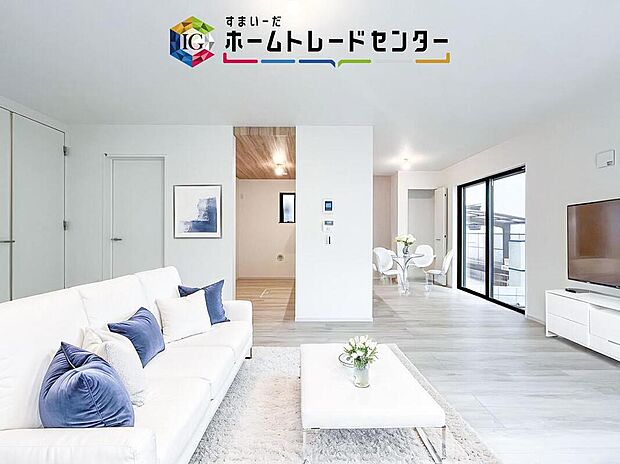 ダイニング、リビングの各スペースがしっかりと確保できるLDKです。※現況の物件写真に、CG による画像処理を行っています。家具、家電、照明器具、小物、カーテン、その他のイメージはCG です。