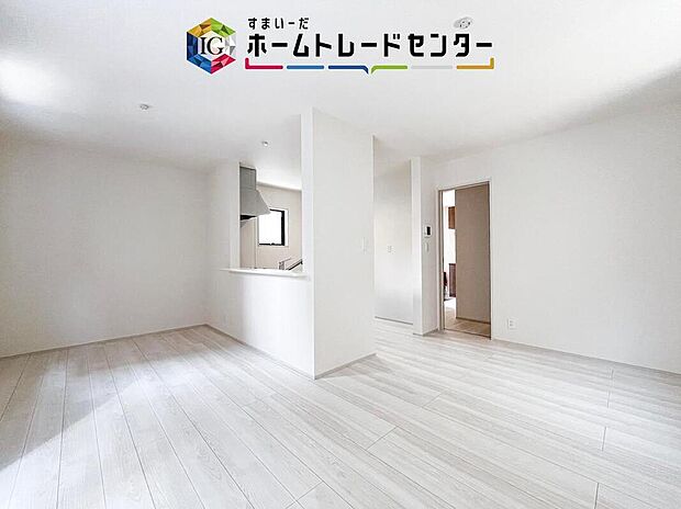 対面キッチンの前にダイニングテーブルを置き、手前側がリビングスペースになるかと思います。広く奥行きがありますので、ダイニング、リビングの各スペースの役割をしっかり分けて確保していただけます。