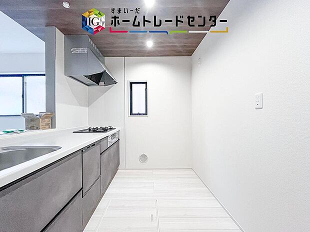 作業スペースを確保したキッチンは、食材を切る、盛り付ける、片付ける流れをまとめやすい造り。朝のお弁当づくりから夕食の準備まで、家族分の食事を手際よく進められます。忙しい時間帯にも助かります。