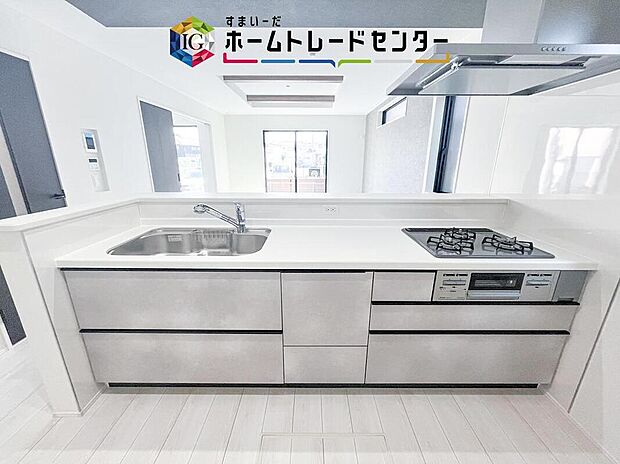 見栄えもよくお手入れもスムーズに出来ます。豊富な収納力もございますので、キッチンスペースをスッキリとお使い頂けそうです。