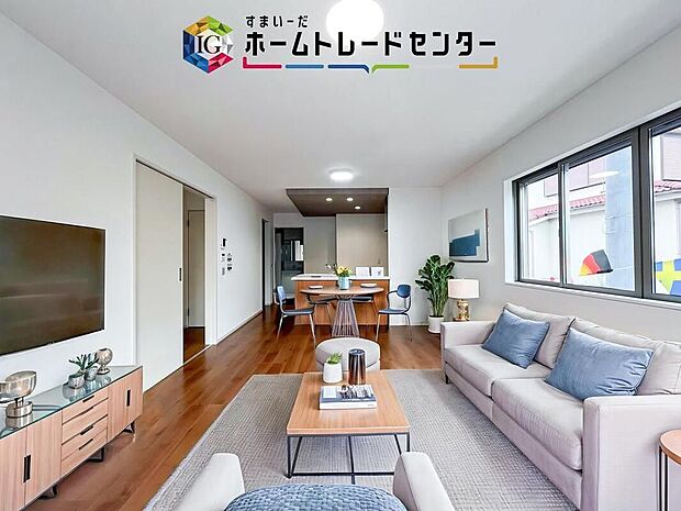ダイニング、リビングの各スペースがしっかりと確保できるLDKです。※現況の物件写真に、CG による画像処理を行っています。家具、家電、照明器具、小物、カーテン、その他のイメージはCG です。