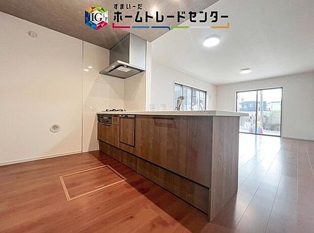 キッチン横の動線が取りやすく、配膳も片付けも一連の流れで進めやすい空間。食事の準備をしながら家族へ声を掛けやすく、夕方の家事も落ち着いて進められます。忙しい時間帯にも使いやすい配置です。