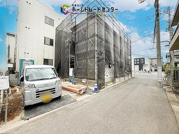 大きく空が広がる現地写真です。2階には3つの洋室があり、主寝室やお子さまのお部屋、在宅ワーク用など、ご家族の今と将来に合わせた使い分けを想像できます。お子さまの成長に合わせた部屋づくりまで楽しめます。