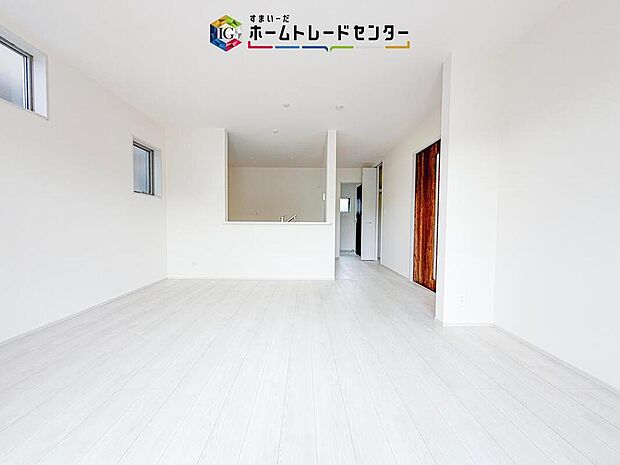 縦長で奥行きのあるリビングは、家具の配置がしやすく使い勝手が非常に良いです。特にソファを配置した時にその便利さがお分かりいただけると思います。ゆったりと、くつろげる場所でなくてはならないと考えています