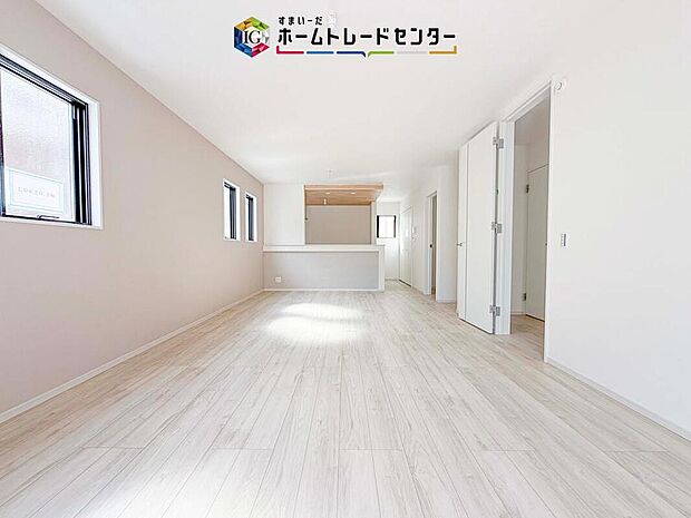 縦長で奥行きのあるリビングは、家具の配置がしやすく使い勝手が非常に良いです。特にソファを配置した時にその便利さがお分かりいただけると思います。ゆったりと、くつろげる場所でなくてはならないと考えています