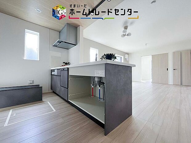 キッチンからリビングへの視界、動線です。対面キッチンですので、常にご家族が視界に入るのはもちろん、動線を広めにとっておりますので、お料理やお皿を持ちながらすれ違ってもぶつかる心配がありません。