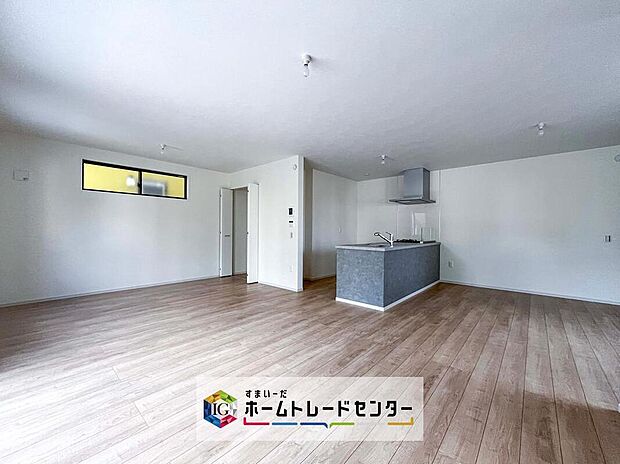 日当たりもよく、広々としたリビングです。ゆったりとした家族の時間をお過ごしいただけます。休日はご家族そろって、またはお友達を誘って、明るいリビングで楽しい時間をお過ごしください。