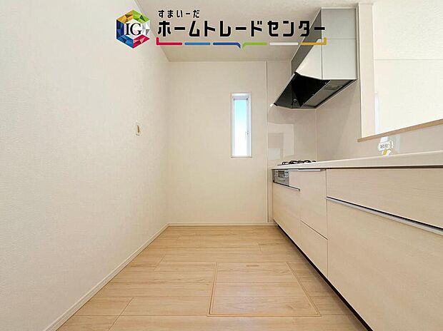 キッチンスペースは家族で作業が出来るよう広めにとりました。みんなで楽しくお料理をすれば、より美味しい食事が創れそうです。そしてお料理好きなお子様が育つかも、もちろん片付けもみんなでできます。