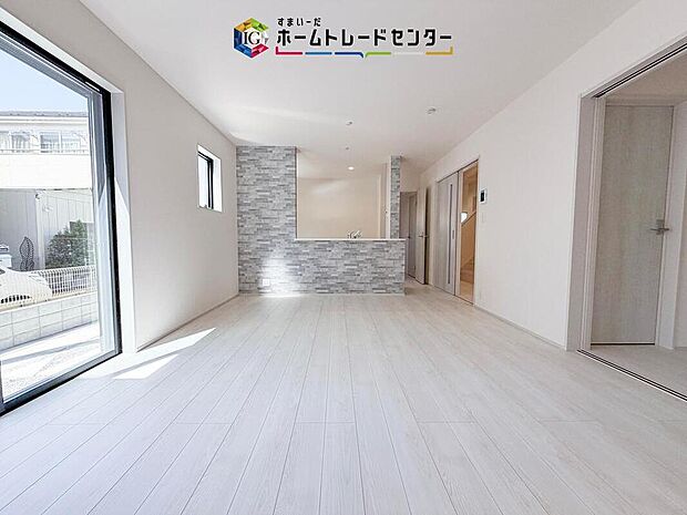 縦長で奥行きのあるリビングは、家具の配置がしやすく使い勝手が非常に良いです。特にソファを配置した時にその便利さがお分かりいただけると思います。ゆったりと、くつろげる場所でなくてはならないと考えています