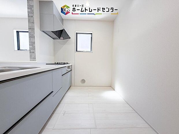 キッチンスペースは家族で作業が出来るよう広めにとりました。みんなで楽しくお料理をすれば、より美味しい食事が創れそうです。そしてお料理好きなお子様が育つかも、もちろん片付けもみんなでできます。