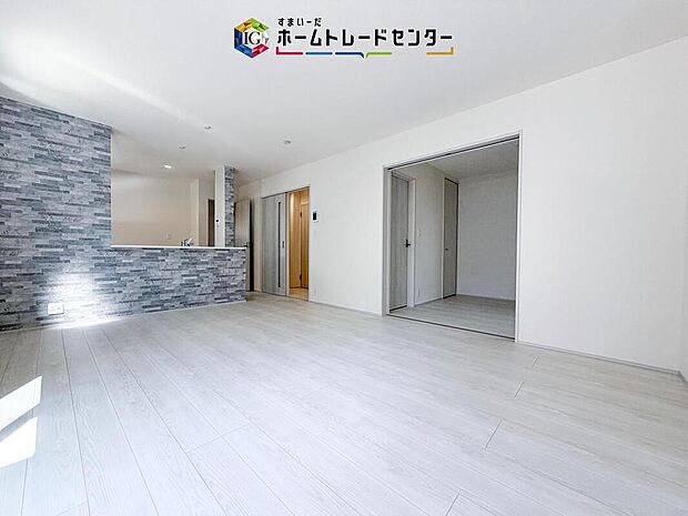 対面キッチンの前にダイニングテーブルを置き、手前側がリビングスペースになるかと思います。広く奥行きがありますので、ダイニング、リビングの各スペースの役割をしっかり分けて確保していただけます。