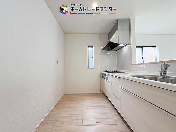 キッチンスペースは家族で作業が出来るよう広めにとりました。みんなで楽しくお料理をすれば、より美味しい食事が創れそうです。そしてお料理好きなお子様が育つかも、もちろん片付けもみんなでできます。