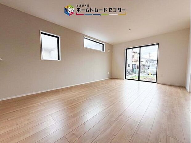 リビングにはこだわって開口部を可能な限り多く設けました。日当たり、風通しを良くするのはもちろんですが、やはり人が集まる場所ですので、開放感が必要な場所だと思います。広々としたリビングをお楽しみください