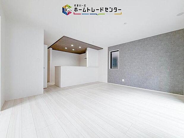 対面キッチンの前にダイニングテーブルを置き、手前側がリビングスペースになるかと思います。広く奥行きがありますので、ダイニング、リビングの各スペースの役割をしっかり分けて確保していただけます。