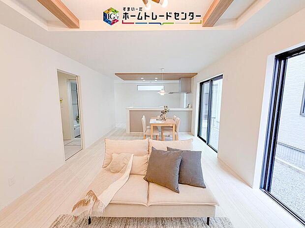 縦長で奥行きのあるリビングは、家具の配置がしやすく使い勝手が非常に良いです。特にソファを配置した時にその便利さがお分かりいただけると思います。ゆったりと、くつろげる場所でなくてはならないと考えています