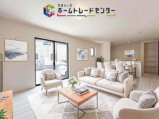 大きな窓から光が差し込む明るいLDK。家族で食卓を囲んだり、ソファでくつろいだり、毎日の団らんが自然と楽しみになる快適な空間です。※現況の物件写真に、CG による家具設置などの画像処理を行っています。