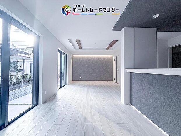 日当たりもよく、広々としたリビングです。ゆったりとした家族の時間をお過ごしいただけます。休日はご家族そろって、またはお友達を誘って、明るいリビングで楽しい時間をお過ごしください。