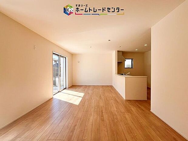 キッチンから見て、横長のリビングはご来客時に、キッチンはもちろんダイニングスペースを視界に入れない配置が可能です。生活感をお客様に見せたくない方などにも喜ばれています。家具の配置もしやすいのも良いです