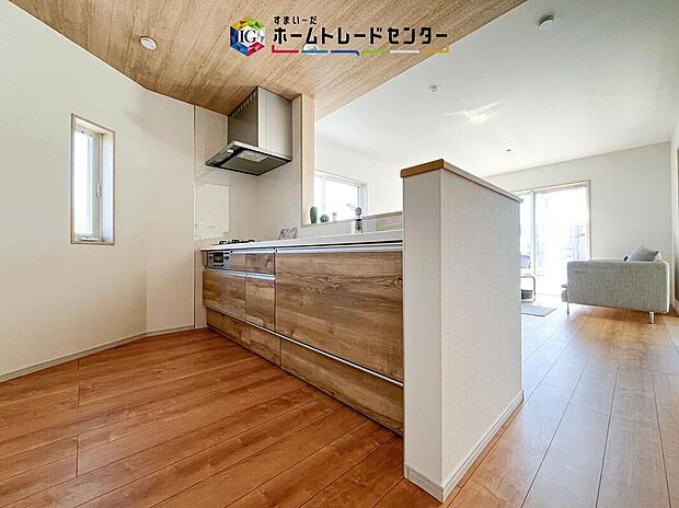 人気の対面式キッチン☆お食事の準備をしながらでもご家族とのコミュニケーションを楽しめます♪スライドタイプの収納を採用してますので、奥までしっかりと収納空間を利用できます。取り出しも簡単に♪