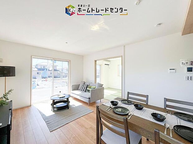 広々としたリビングは南側に設けた掃き出し窓からたくさんの陽光を取り入れてくれます。家族が集まる空間ですからやはり明るさと、暖かさは大切です。広さがありますので家具の配置に悩まなくて済むのも良いです。