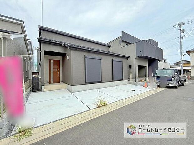 【【カースペース2台】】カースペースが2台分ございますので、家族分の自転車を駐輪したり、急な来客用の駐車スペースとしてもお使いいただけます。