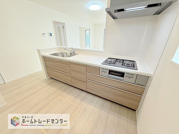 【キッチン】人気の対面式キッチン☆お食事の準備をしながらでもご家族とのコミュニケーションを楽しめます♪スライドタイプの収納を採用してますので、奥までしっかりと収納空間を利用できます。取り出しも簡単に♪