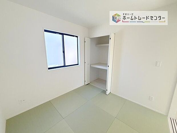 【和室】リビング隣接の和室は、その機能を発揮できるようしっかりとした広さをお取りいたしました。普段は開放スペース、お子様の遊び場、お客様がいらしたとき、ご両親様がお泊りに来た時など、色々と使い道がございます。