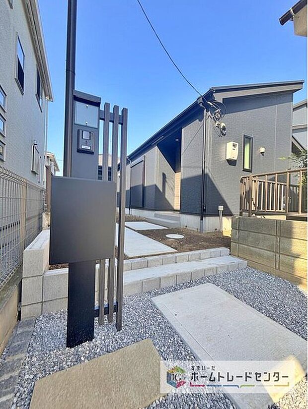 【【TVモニター付きインターホン】】録画機能もあり、どのような人が何時に来訪されたのかが分かります。防犯上はもちろん、お届け物などの把握にも便利です。ライトが付いているので、夜間でも安心です。