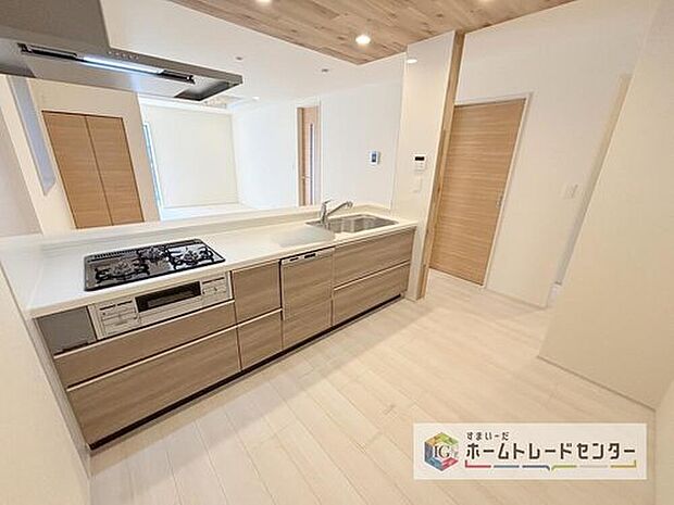 【キッチン】キッチンも明るく使っていただくために、上部の吊戸棚をあえてなくしました。収納機能としてはあまり使い勝手が良くないとのお声もあり、それであれば視界も良くなる開放スタイルへと変更したところ大正解でした。