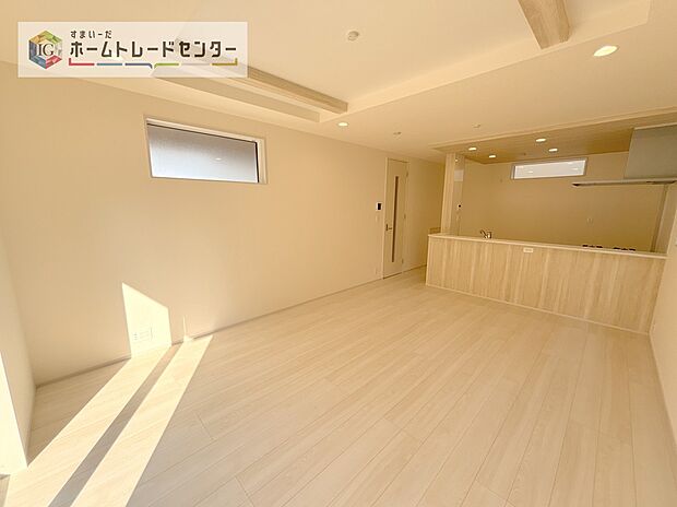 【リビング】対面キッチンの前にダイニングテーブルを置き、手前側がリビングスペースになるかと思います。広く奥行きがありますので、ダイニング、リビングの各スペースの役割をしっかり分けて確保していただけます。