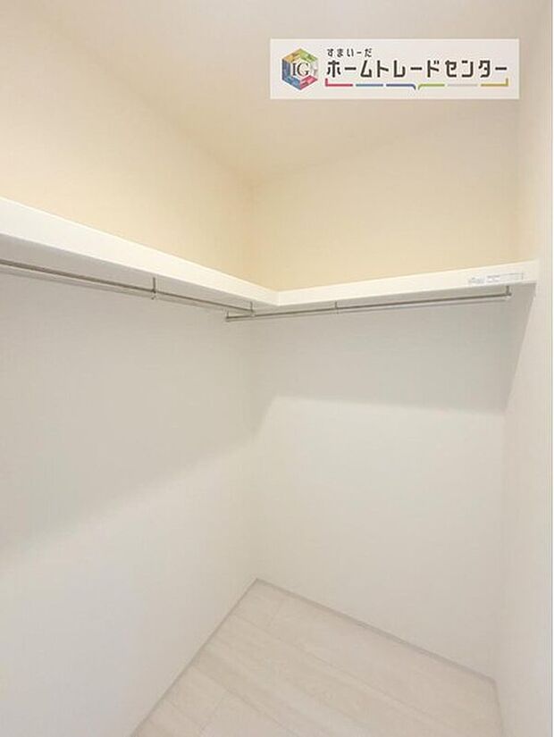 【【ウォークインクローゼット】】お子様との思い出もたっぷりしまえるウォークインクローゼット。衣類だけでなく、鞄などの小物からスーツケースやレジャー用品などの大きな物までたっぷり収納出来ます。