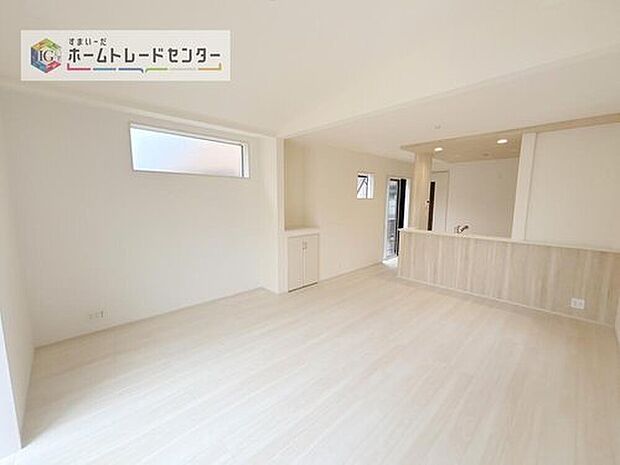 【 リビング】対面キッチン前の空間を広めにとっておりますので、ダイニングテーブルを置いてご家族皆様で食卓を囲ってもらっても充分なスペースがございます。家族で楽しいお食事のお時間をお過ごしください。