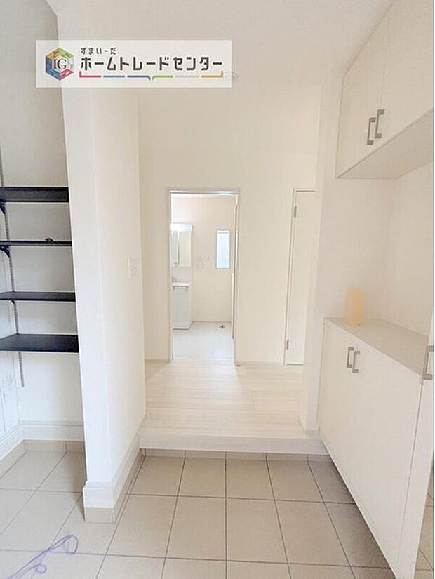 【玄関】実際に見ていただくと、こちらの物件の良さがお分かりになるかと思います。住宅ローンもお任せください!提携ローンが多数ありますので月々のお支払も変わってきます。まずはお気軽にご相談ください。