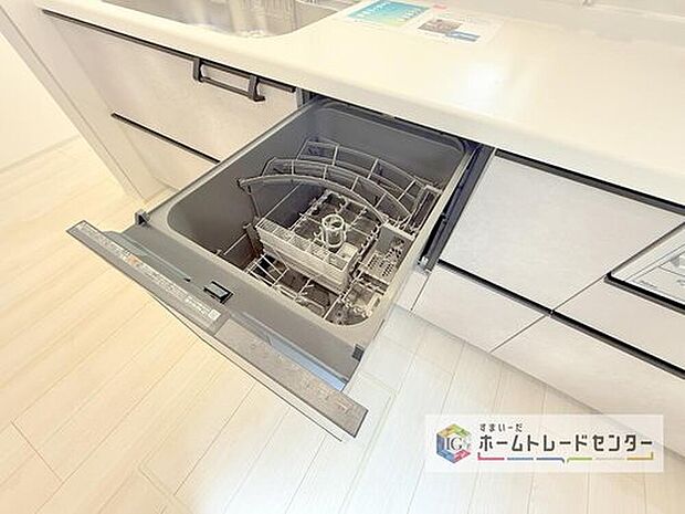 【食器洗浄乾燥機】後片付けもラクラクなビルトイン食洗機付き。洗い終わった
食器の水切りや乾燥としても便利です。