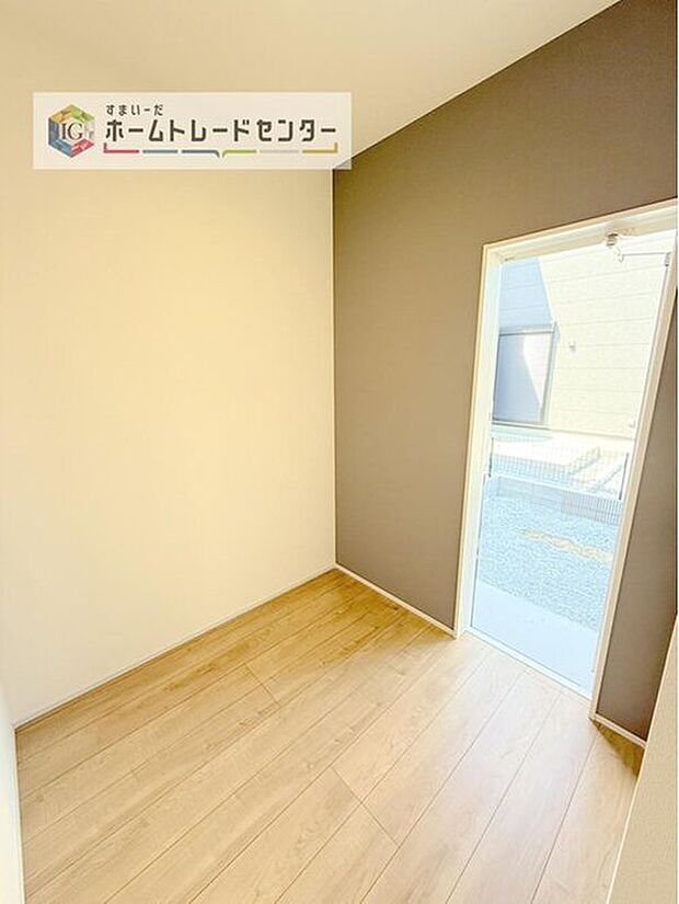 【パントリー】勝手口と繋がるパントリー。ミネラルウォーターや調味料など、まとめ買いしても置き場所の心配がいりません。育ちざかりのお子様を持つママにとっても嬉しいスペースです。