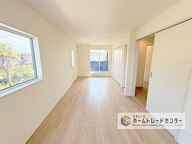 【洋室】将来的には間仕切りを設けて二つの部屋にすることも考えた洋室です。現在は10畳以上の主寝室としてお使いいただき、家族が増えたとき、成長した時には、間仕切りをし、お二人分のプライベート空間へと変わります。