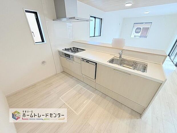 【【システムキッチン】】見栄えもよくお手入れもスムーズに出来ます。豊富な収納力もございますので、キッチンスペースをスッキリとお使い頂けそうです。